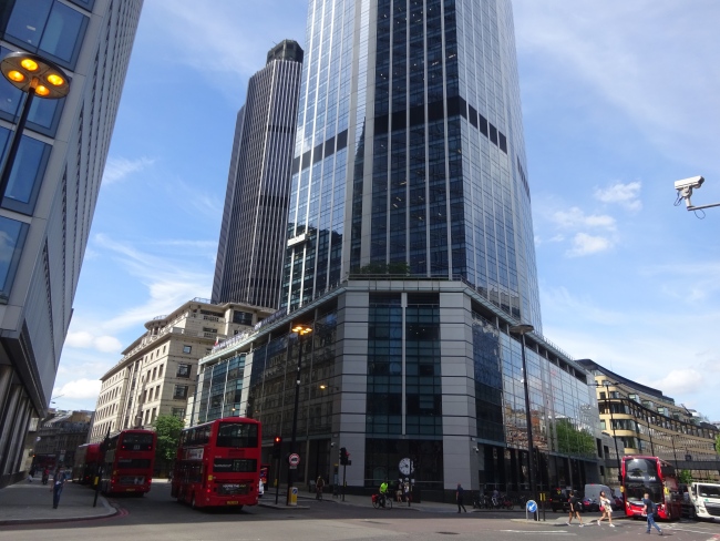 Bishopsgate (left) and Wormwood street (right) in June 2021