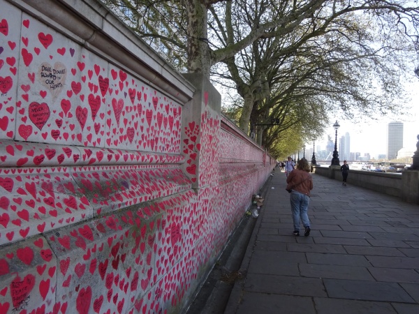 The covid wall with 150 000 kisses, each one a heart for those who died from covid 19 so far.